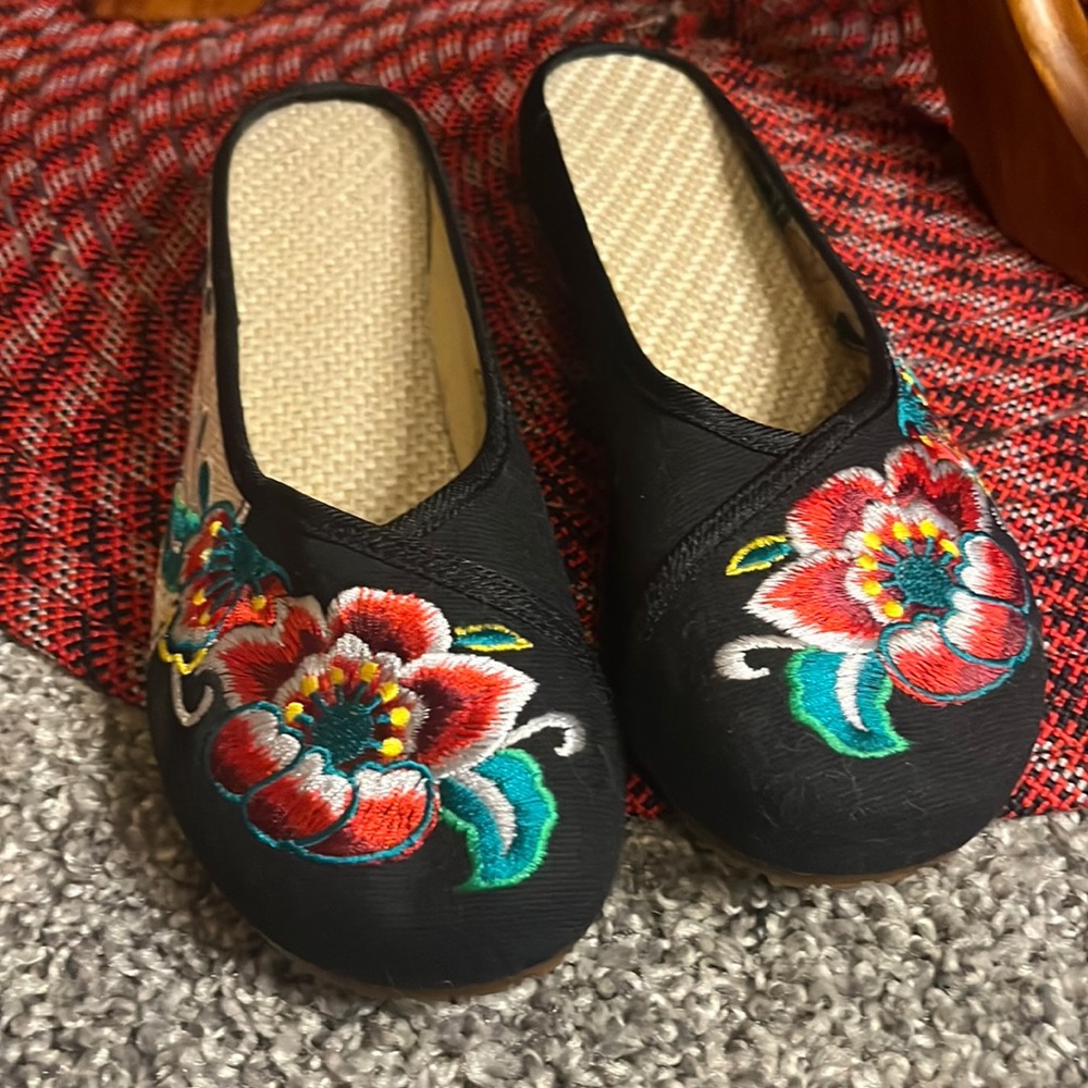Unbranded Embroidered Chinese Mules Size 40